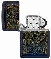 Zapalniczka Zippo o czarnej powierzchni z eleganckimi złotymi liniami żywiołów.