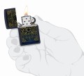 Czarna Zippo z finezyjnymi złotymi liniami tworzącymi symbole żywiołów.