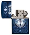 Model Zippo w niebieskim kolorze z grafiką wilczej głowy.