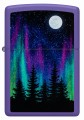Stylowa Zippo z malowniczą grafiką zorzy polarnej i ciemnych drzew na tle fioletowego nieba.