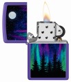 Fioletowa zapalniczka Zippo z hipnotyzującym motywem zorzy polarnej i leśnego krajobrazu.