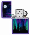 Klasyczna Zippo ozdobiona grafiką rozświetlonej zorzy polarnej na tle fioletowego nieba i cieni drzew.