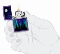 Zippo o głębokim fioletowym wykończeniu z subtelną ilustracją zorzy polarnej i smukłych drzew.