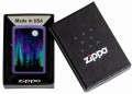 Zapalniczka Zippo w tonacji fioletu, udekorowana efektowną zorzą polarną nad linią lasu.