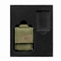 Estetyczny zestaw prezentowy z klasyczną zapalniczką Zippo o czarnej, chropowatej powierzchni i zielonym etui.