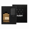 Zestaw prezentowy z czarną zapalniczką Zippo o chropowatej powierzchni i eleganckim brązowym etui.