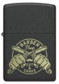 Stylowa Zippo o matowym czarnym wykończeniu, ozdobiona grafiką gilotyny i napisem "Barber Shop".