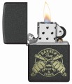 Zippo z czarnym matowym korpusem, na którym widnieje grafika gilotyny barberskiej i napis "Barber Shop".