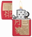 Zapalniczka Zippo w wersji limitowanej, z czerwonym wykończeniem i złotym smokiem jako głównym motywem.