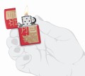 Limitowana edycja Zippo z czerwonym tłem i misterną grafiką złotego smoka, inspirowaną chińskim nowym rokiem.