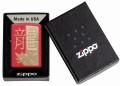 Czerwona Zippo w edycji specjalnej, ozdobiona dynamiczną ilustracją złotego smoka.