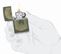 Zippo o czarnej, matowej powierzchni z odciskiem palca przypominającym płomień.