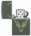 Zielona zapalniczka Zippo przypominająca mech, ozdobiona detaliczną głową jelenia.