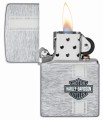 Srebrna Zippo z efektem zużycia i subtelnym logo Harley-Davidson na obudowie.
