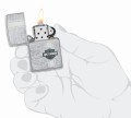 Zapalniczka Zippo w srebrze z autentycznie wyglądającym wytarciem i małym logiem Harley-Davidson.