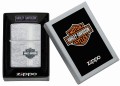 Wytarta srebrna Zippo z minimalistycznym logo Harley-Davidson, nadająca retro charakter.