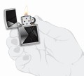 Zapalniczka Zippo w srebrno-czarnym designie z geometrycznym układem linii nadającym surowy charakter.