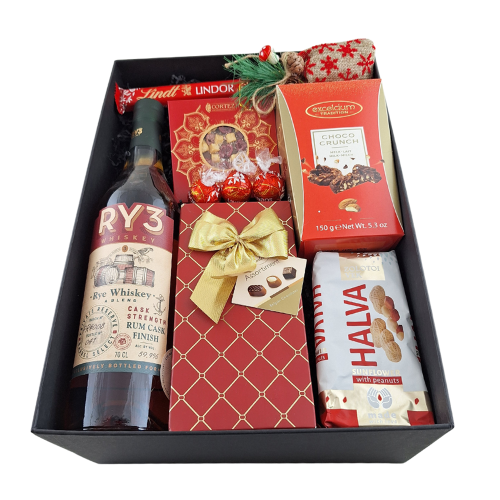 prezent pod choinkę dla konesera whiskey w eleganckim koszu prezentowym