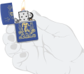 Niebieska Zippo z precyzyjnie wykonanym wizerunkiem boga Neptuna w kontrastującym srebrze.