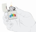 Zippo Sport Rainbow trzymana w dłoni