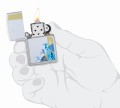 zapalniczka Zippo w dłoni z motywem sportowym