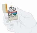 dłoń z zapalniczką Zippo