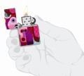 zapalniczka Zippo w dłoni w abstrakcyjnym kolorze