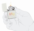 dłoń która trzyma zapalniczkę Zippo