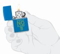 Zippo niebieska w dłoni