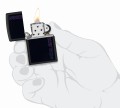 czarna zapalniczka Zippo w dłoni
