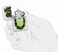 biała zapalniczka Zippo w dłoni
