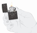 czarna zapalniczka benzynowa Zippo w dłoni