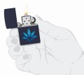dłoń trzymająca zapalniczkę Zippo