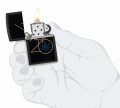 czarna Zippo w dłoni