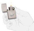 zapalniczka Zippo w dłoni