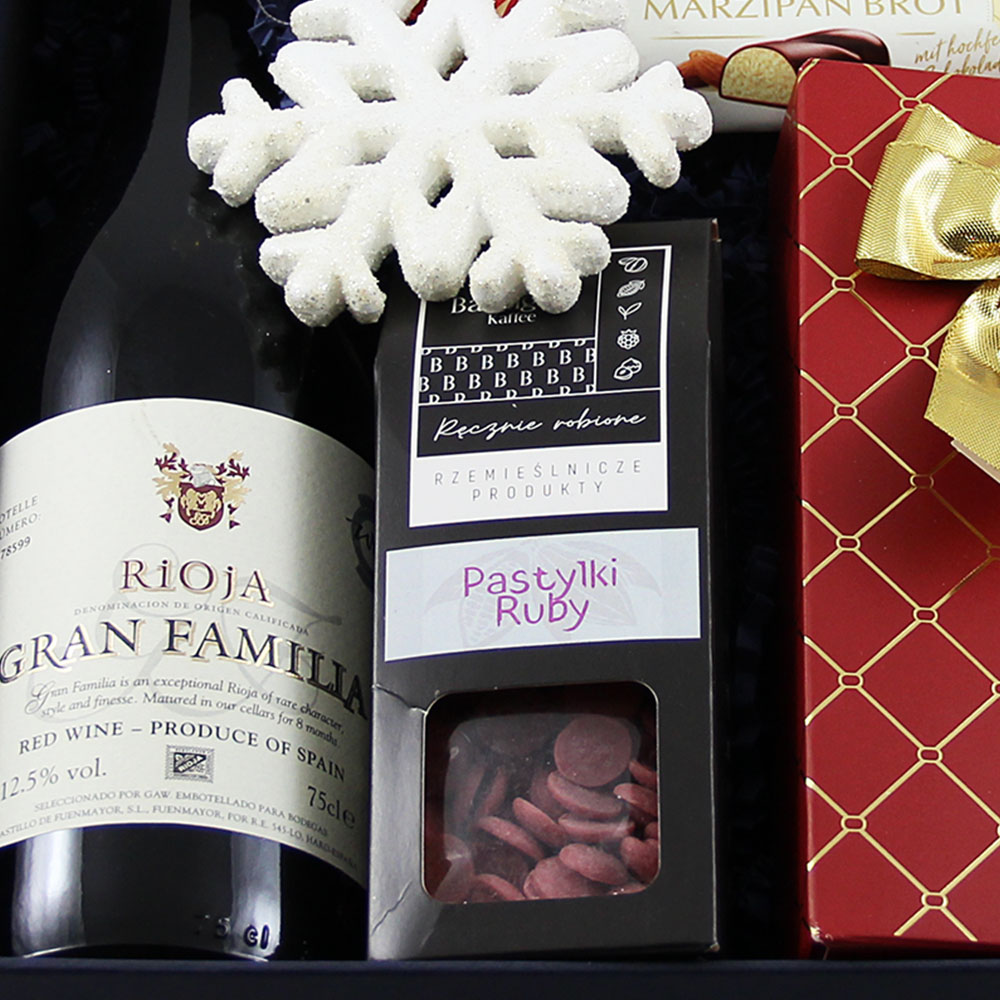 pastylki czekoladowe z różowej czekolady w pudełku na prezent